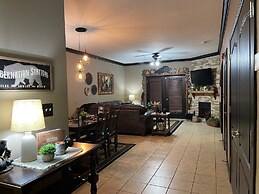 A Bear's Hibernation 1 Bedroom Condo by RedAwning