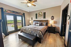 A Bear's Hibernation 1 Bedroom Condo by RedAwning