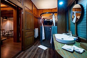 TIRA VILAGNA SUITES & SPA