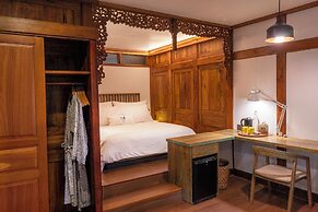 TIRA VILAGNA SUITES & SPA