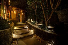 TIRA VILAGNA SUITES & SPA