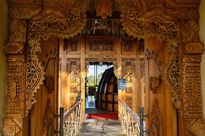 TIRA VILAGNA SUITES & SPA