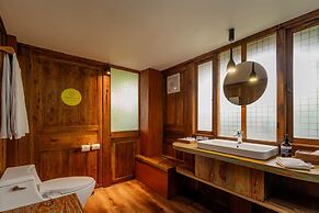 TIRA VILAGNA SUITES & SPA