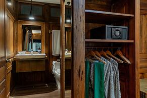 TIRA VILAGNA SUITES & SPA