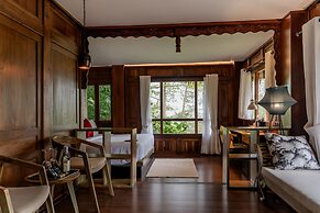 TIRA VILAGNA SUITES & SPA