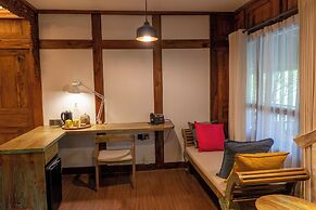 TIRA VILAGNA SUITES & SPA