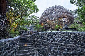 TIRA VILAGNA SUITES & SPA