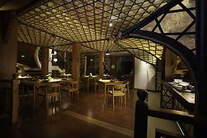 TIRA VILAGNA SUITES & SPA