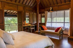 TIRA VILAGNA SUITES & SPA