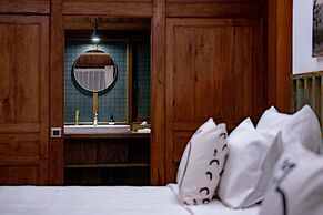 TIRA VILAGNA SUITES & SPA