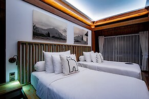 TIRA VILAGNA SUITES & SPA