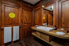 TIRA VILAGNA SUITES & SPA