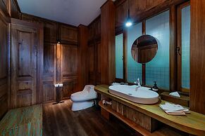 TIRA VILAGNA SUITES & SPA