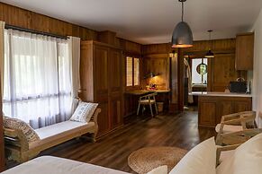 TIRA VILAGNA SUITES & SPA