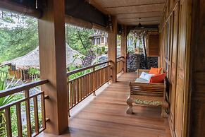 TIRA VILAGNA SUITES & SPA