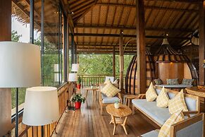 TIRA VILAGNA SUITES & SPA