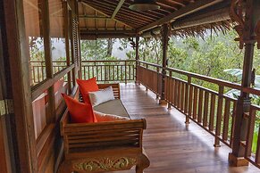 TIRA VILAGNA SUITES & SPA