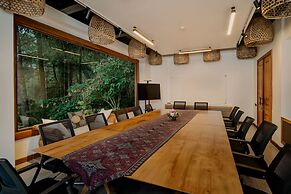 TIRA VILAGNA SUITES & SPA