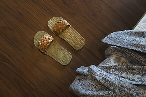 TIRA VILAGNA SUITES & SPA