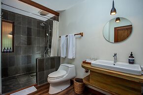 TIRA VILAGNA SUITES & SPA