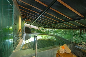 TIRA VILAGNA SUITES & SPA