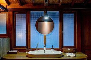 TIRA VILAGNA SUITES & SPA