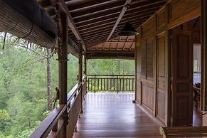 TIRA VILAGNA SUITES & SPA