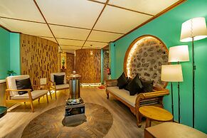 TIRA VILAGNA SUITES & SPA