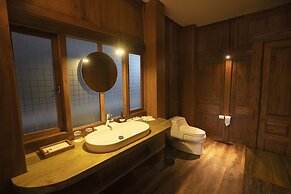 TIRA VILAGNA SUITES & SPA