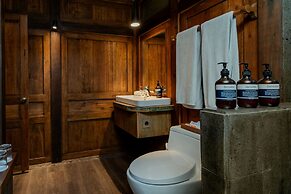 TIRA VILAGNA SUITES & SPA