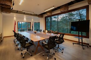 TIRA VILAGNA SUITES & SPA