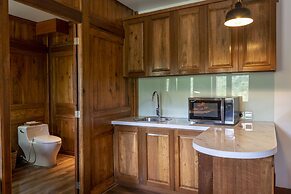 TIRA VILAGNA SUITES & SPA