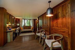 TIRA VILAGNA SUITES & SPA