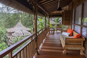 TIRA VILAGNA SUITES & SPA