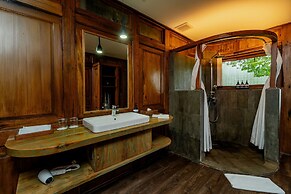 TIRA VILAGNA SUITES & SPA