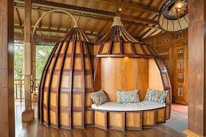 TIRA VILAGNA SUITES & SPA