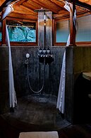 TIRA VILAGNA SUITES & SPA