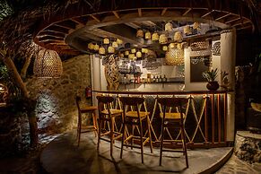 TIRA VILAGNA SUITES & SPA