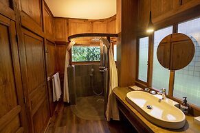 TIRA VILAGNA SUITES & SPA