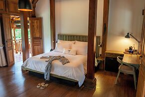 TIRA VILAGNA SUITES & SPA