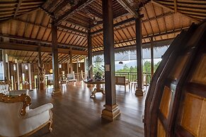 TIRA VILAGNA SUITES & SPA