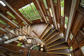 TIRA VILAGNA SUITES & SPA