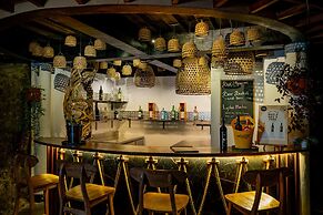 TIRA VILAGNA SUITES & SPA