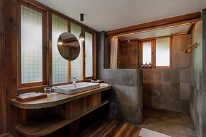 TIRA VILAGNA SUITES & SPA