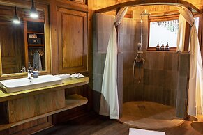 TIRA VILAGNA SUITES & SPA