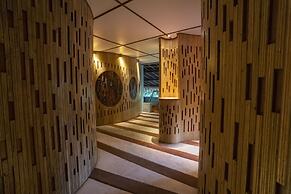 TIRA VILAGNA SUITES & SPA