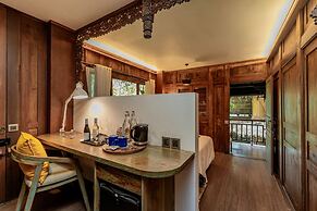 TIRA VILAGNA SUITES & SPA