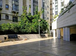 Bright and Clean Rothchild Quarter