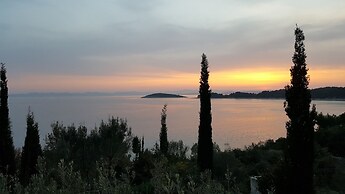 Spacious Holiday House Hana, Sleeps 12