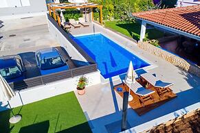 Spacious Apartment Milly With Pool